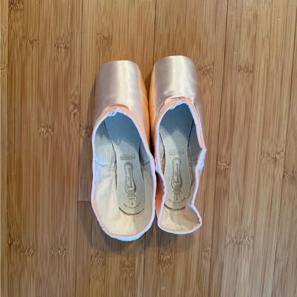 Freed Classics Pointe Shoes (Crown Maker) - Picture 1 of 4